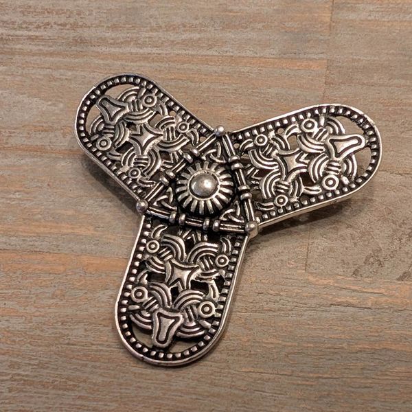 Hovedbilde Viking trefoil brosje med ravnemotiv – Sølvbelagt bronse