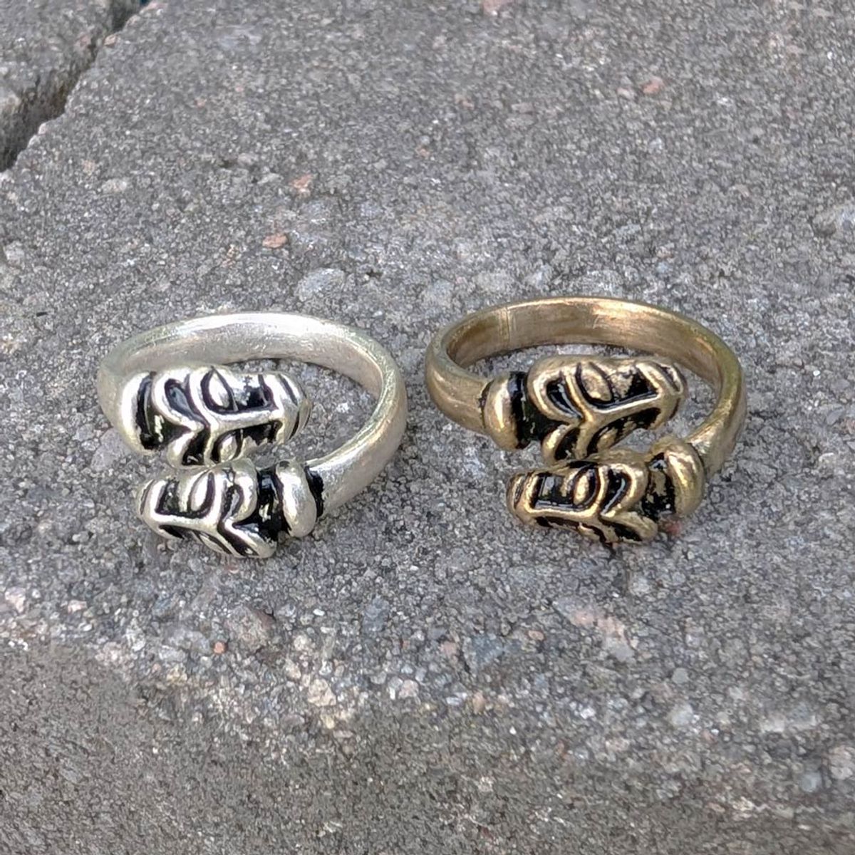 Sølvbelagt vikingring med ulvehoder