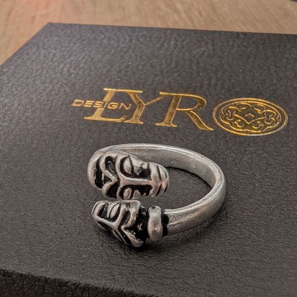 Hovedbilde Sølvbelagt vikingring med ulvehoder